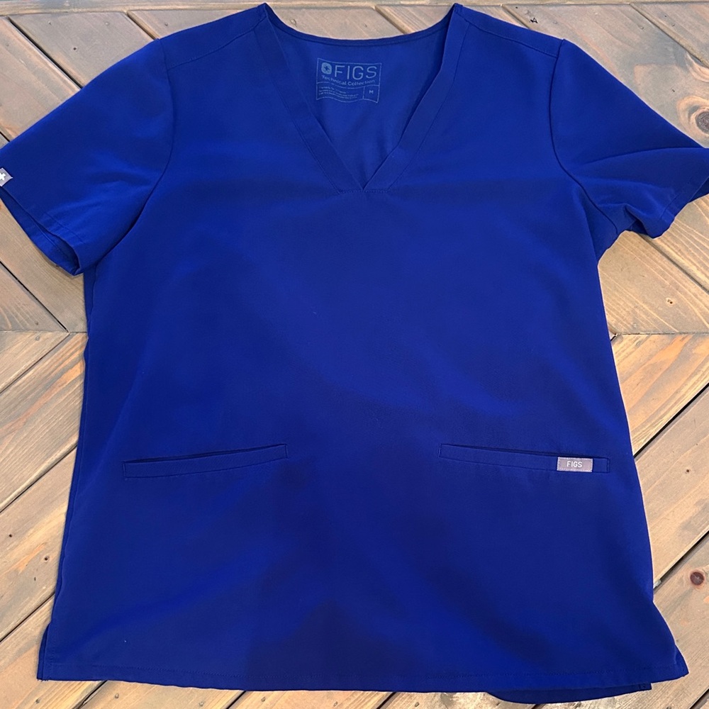Figs Women'sBlue V-Neck Short Sleeve Scrub Top and Bottoms.